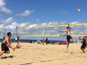 Bas aan het beachvolleybalfreestylen met zijn beste maatje Max.